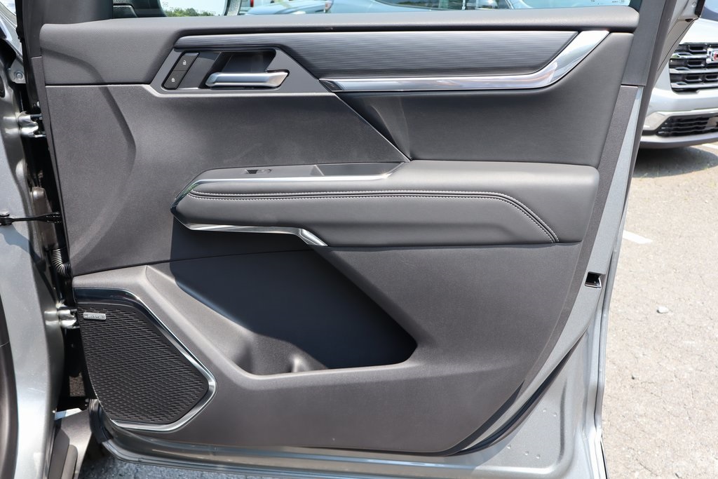Vehicle image 21 of 23