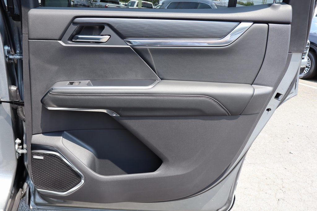 Vehicle image 17 of 23