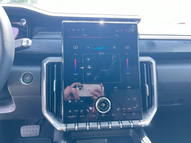 Vehicle image 17 of 23