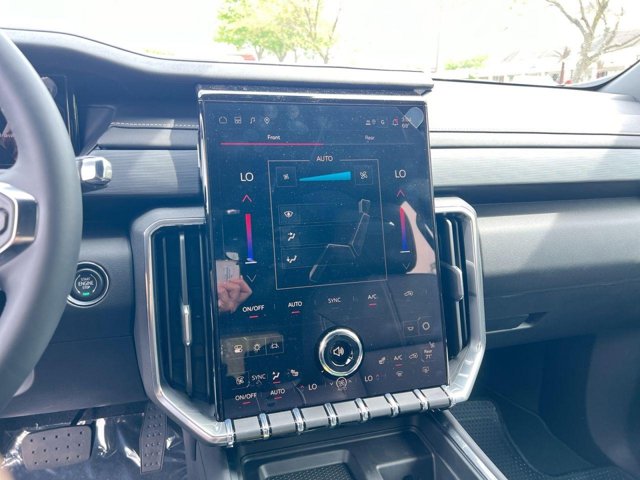 Vehicle image 14 of 21