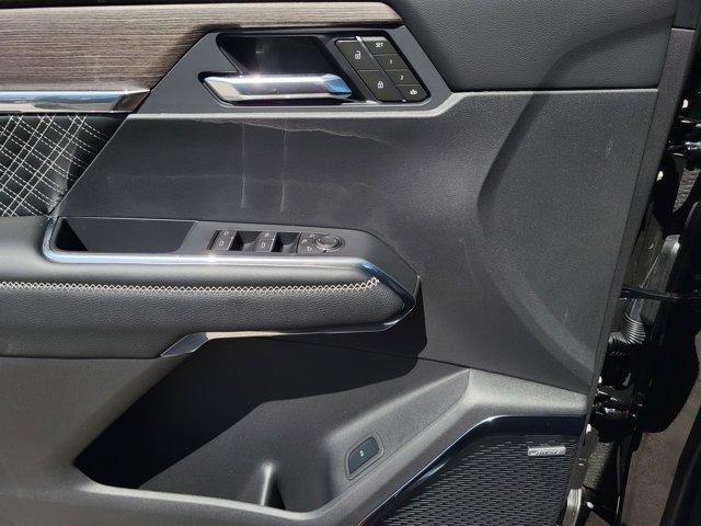 Vehicle image 11 of 15