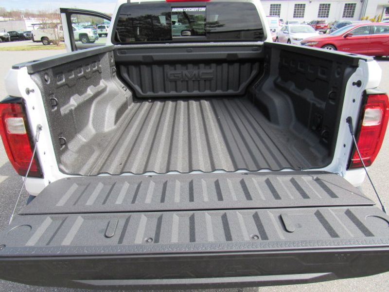 Vehicle image 19 of 23