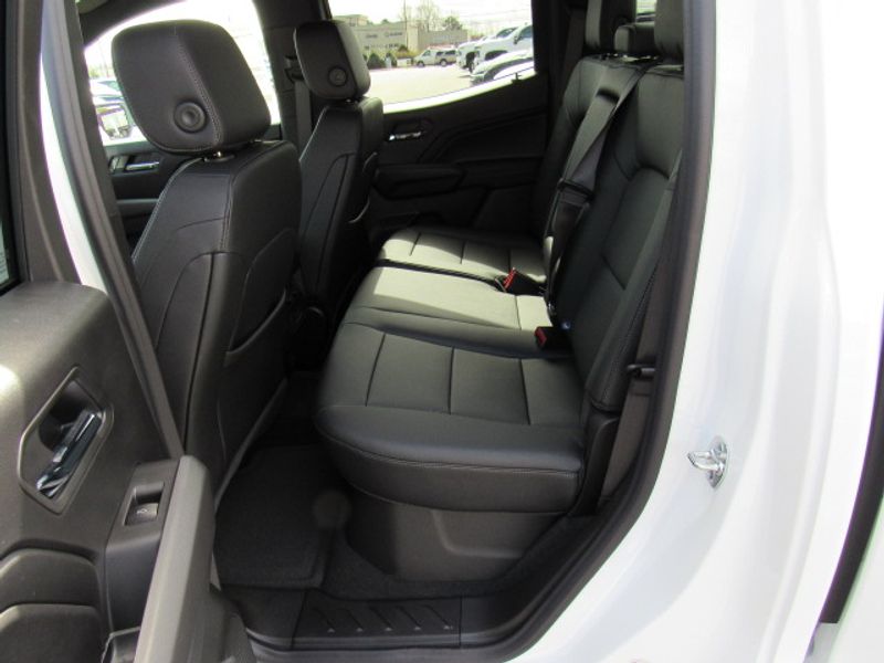 Vehicle image 17 of 23