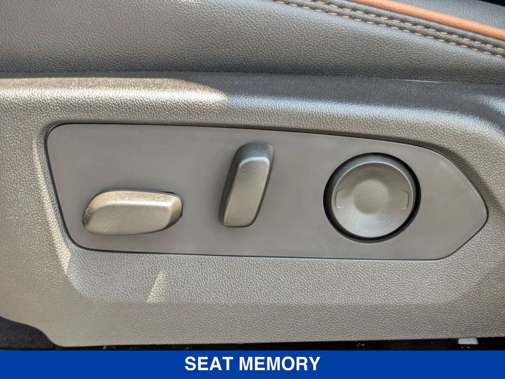 Vehicle image 27 of 42