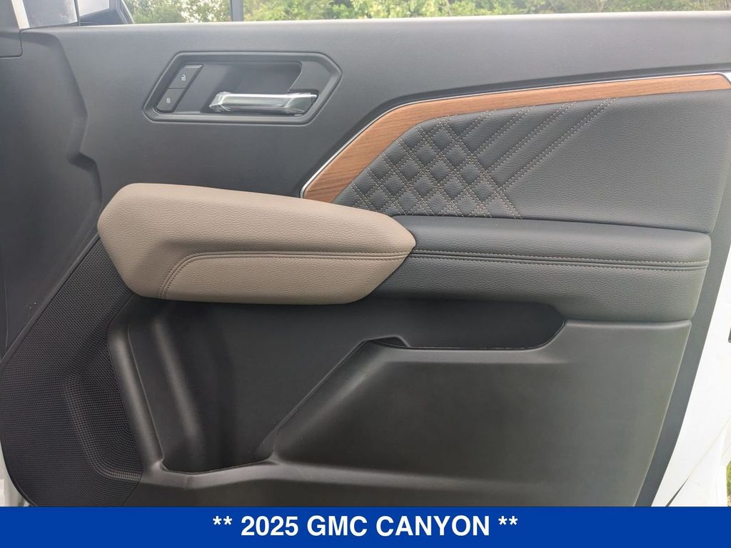 Vehicle image 31 of 44