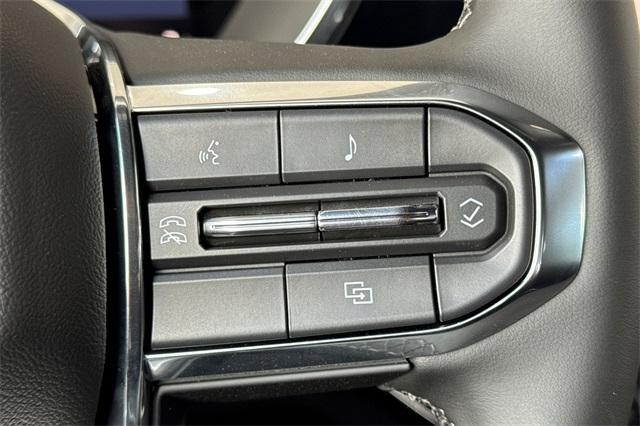 Vehicle image 28 of 33