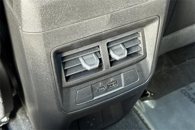 Vehicle image 14 of 33
