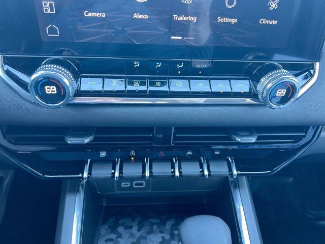 Vehicle image 17 of 23