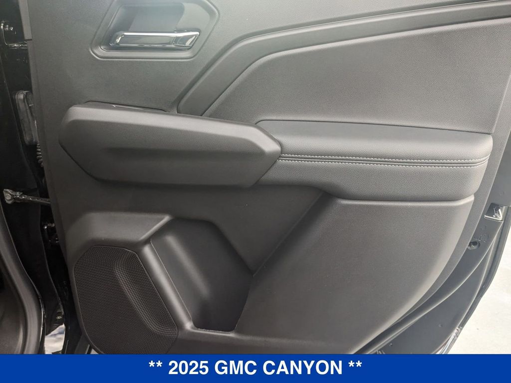 Vehicle image 33 of 43