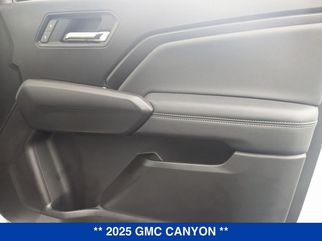 Vehicle image 28 of 40