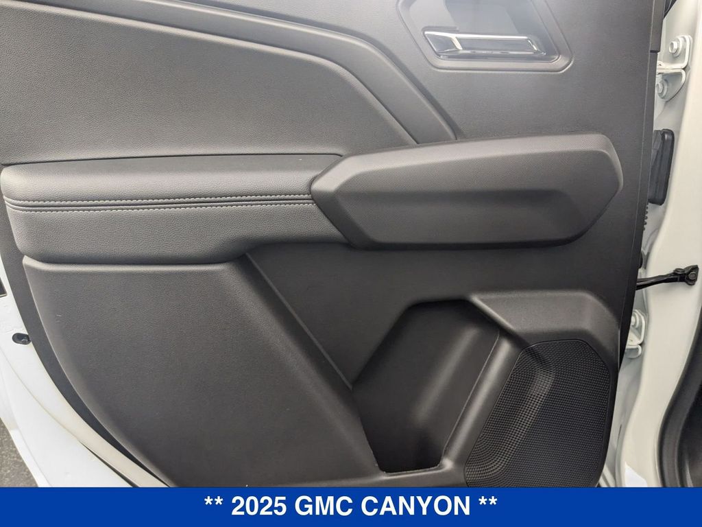 Vehicle image 27 of 40