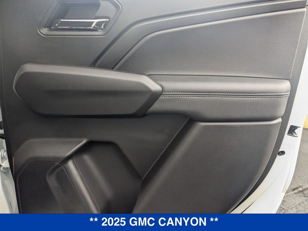 Vehicle image 26 of 40