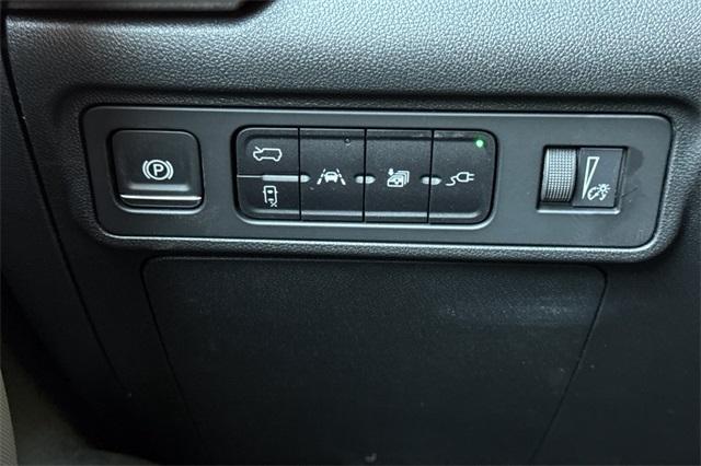 Vehicle image 32 of 35