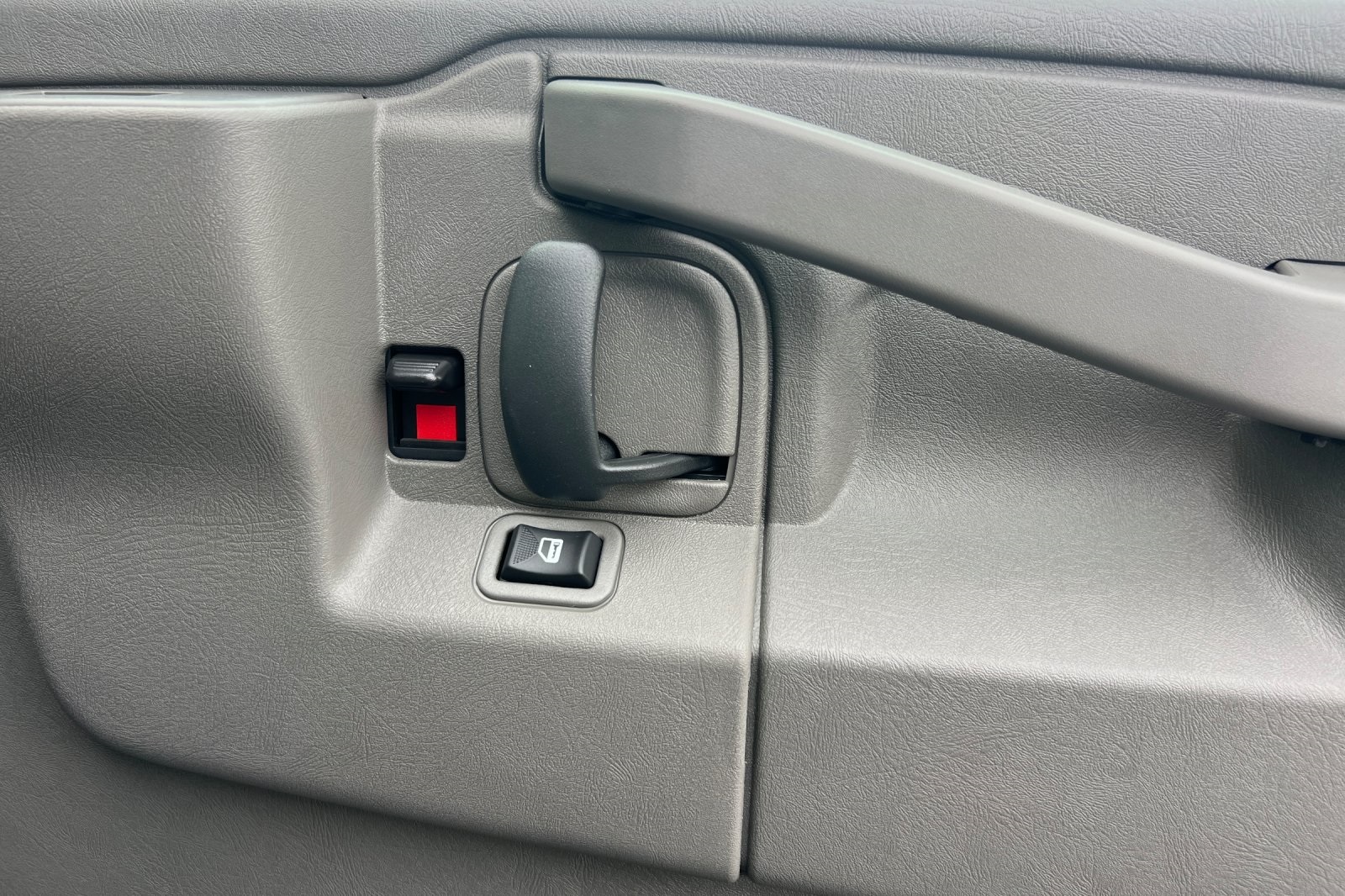 2025 GMC Savana Base Image 21 of 31