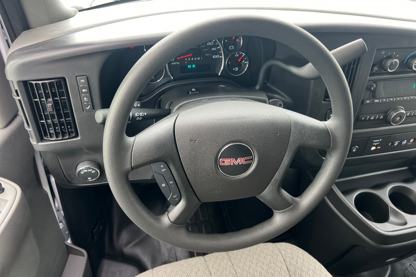 2025 GMC Savana Base Image 26 of 31