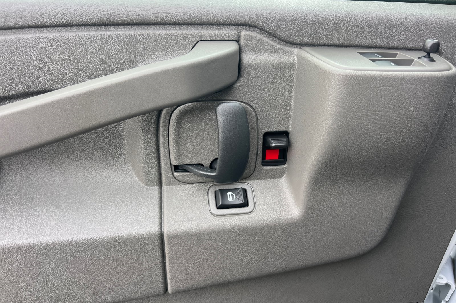 2025 GMC Savana Base Image 28 of 31