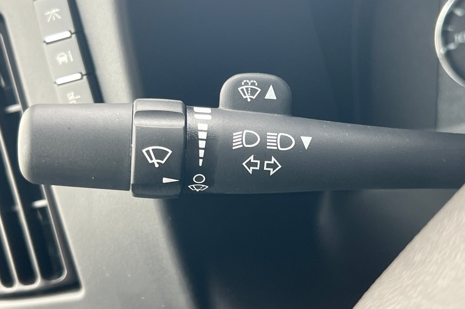 2025 GMC Savana Base Image 18 of 31