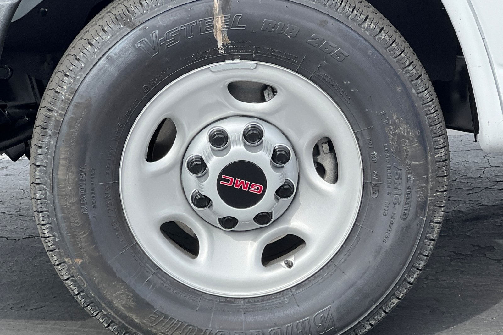 2025 GMC Savana Base Image 9 of 31