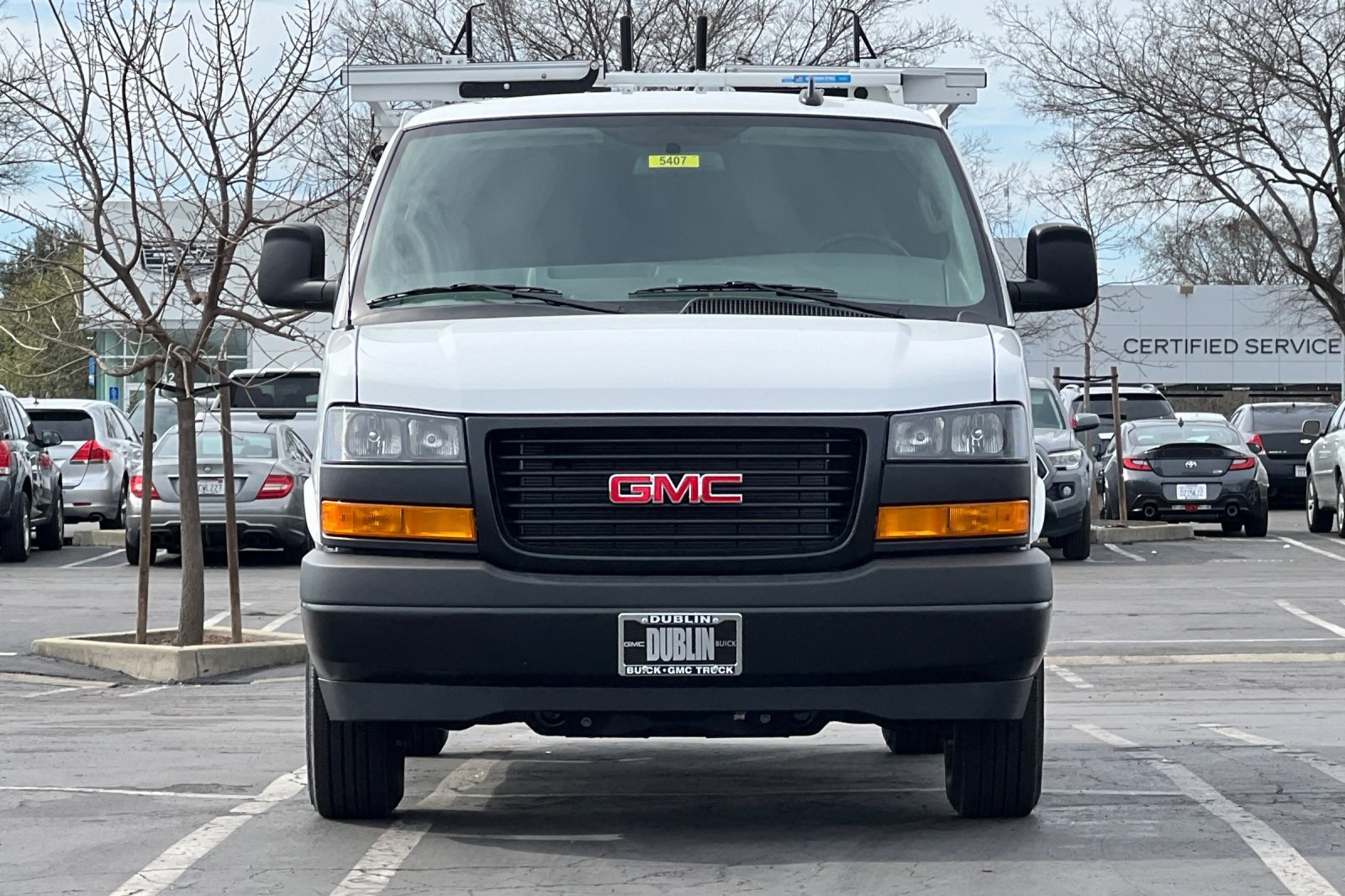 2025 GMC Savana Base Image 2 of 31