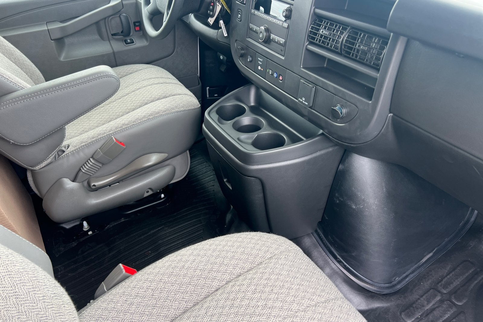 2025 GMC Savana Base Image 16 of 31