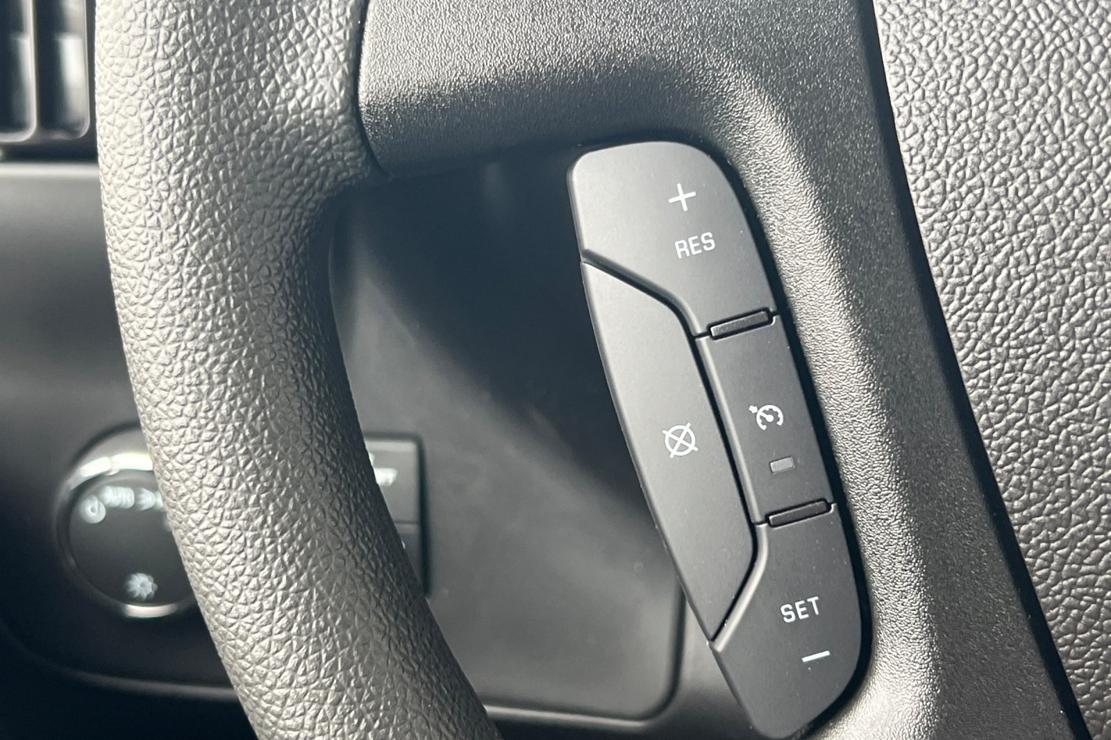 2025 GMC Savana Base Image 29 of 31