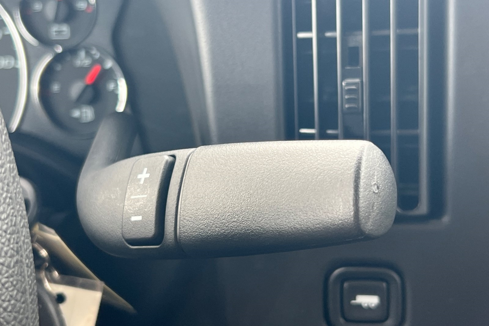 2025 GMC Savana Base Image 25 of 31