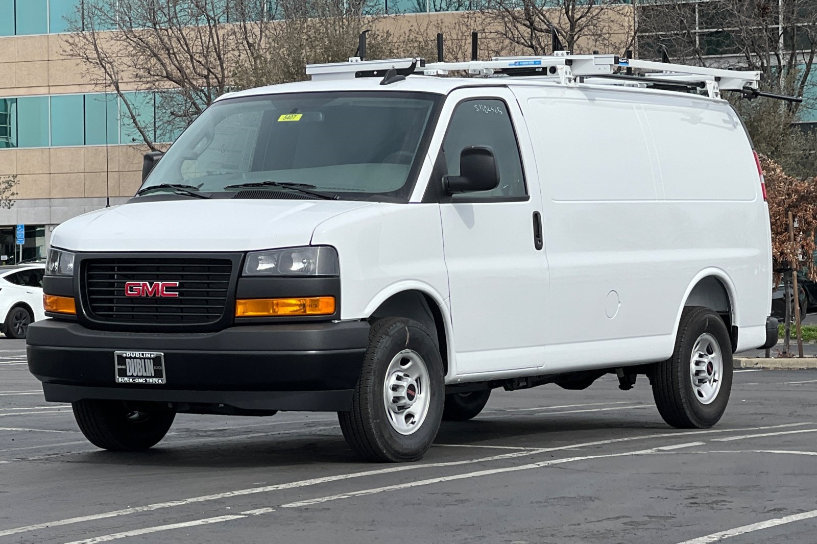 2025 GMC Savana Base Image 1 of 31