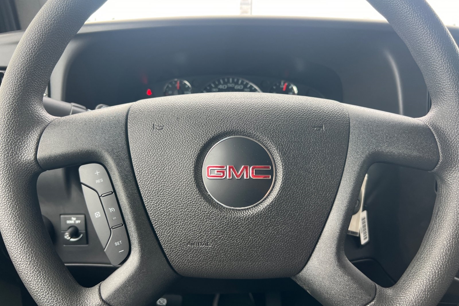 2025 GMC Savana Base Image 13 of 31