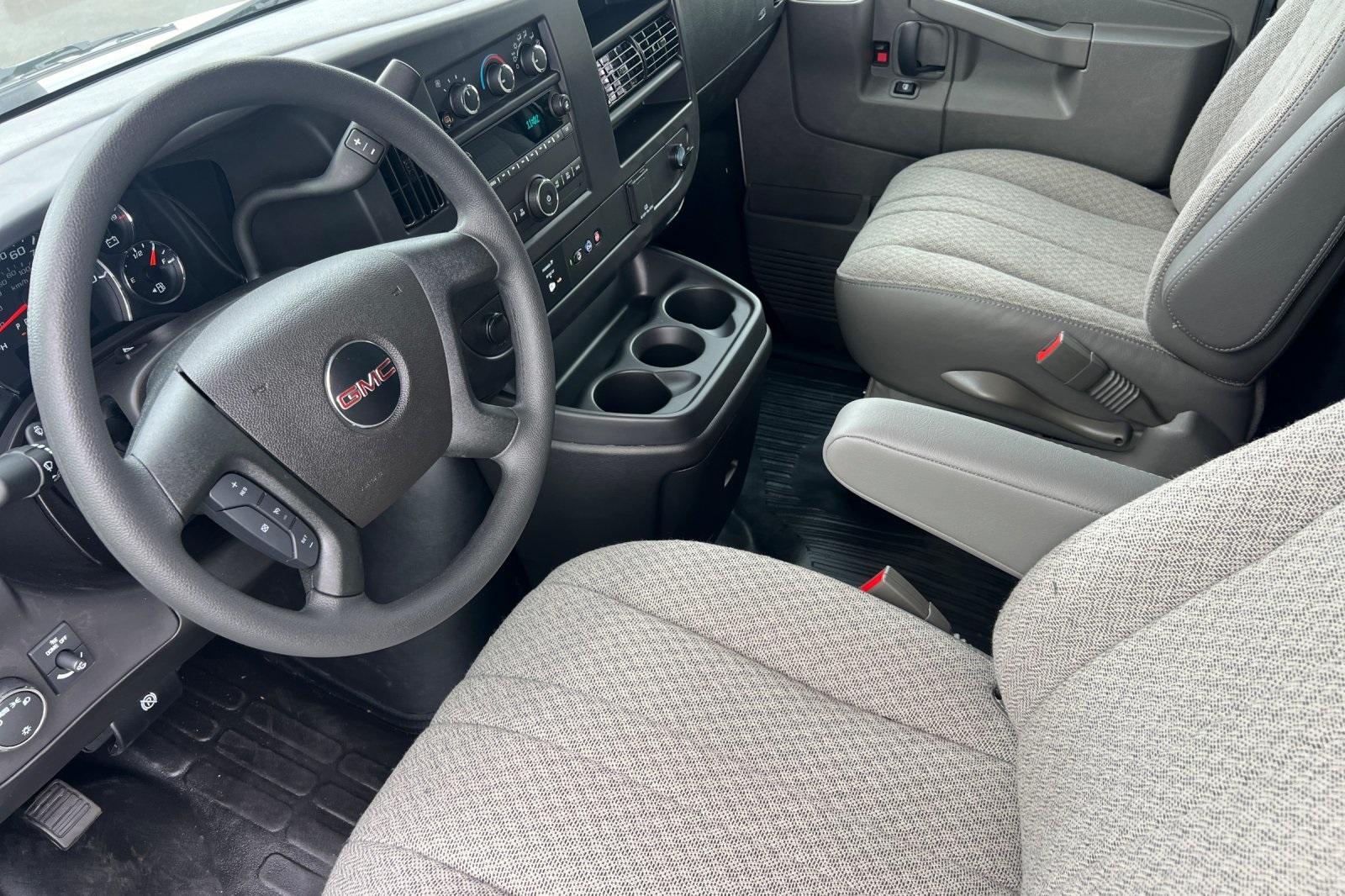 2025 GMC Savana Base Image 17 of 31