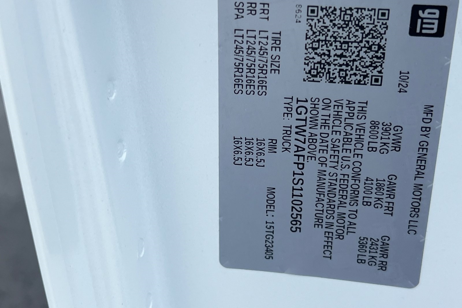 2025 GMC Savana Base Image 22 of 31