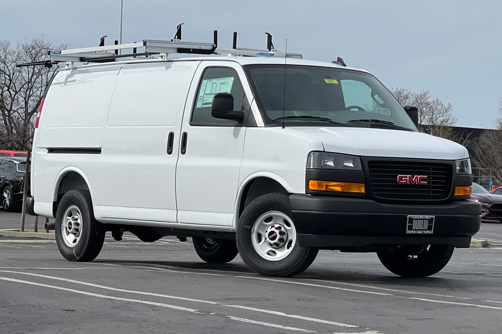 2025 GMC Savana Base Image 3 of 31