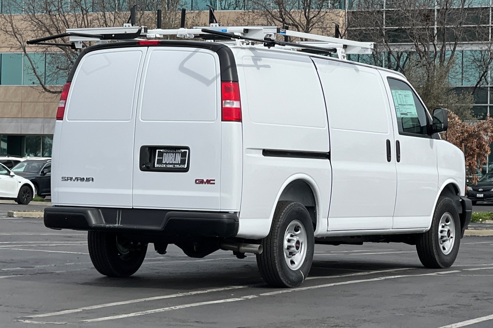 2025 GMC Savana Base Image 5 of 31