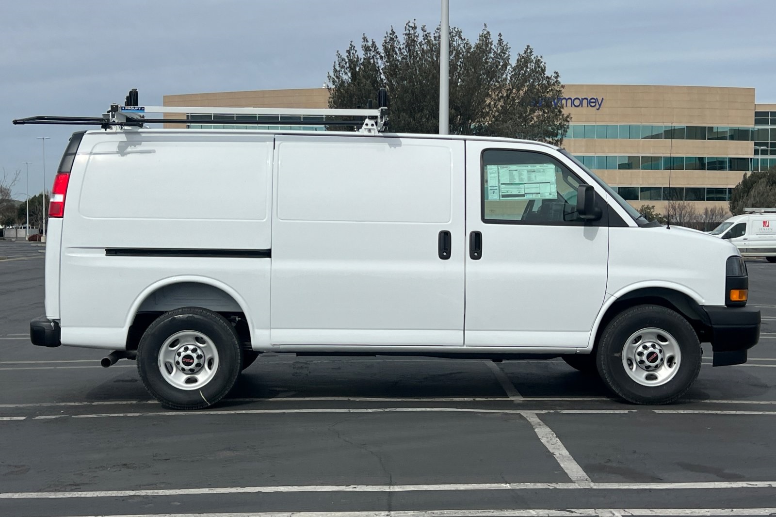 2025 GMC Savana Base Image 4 of 31