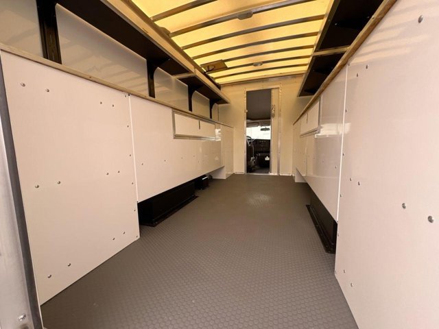 Vehicle image 21 of 23