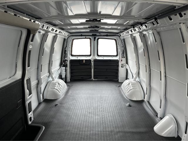 2025 GMC Savana Base Image 10 of 21