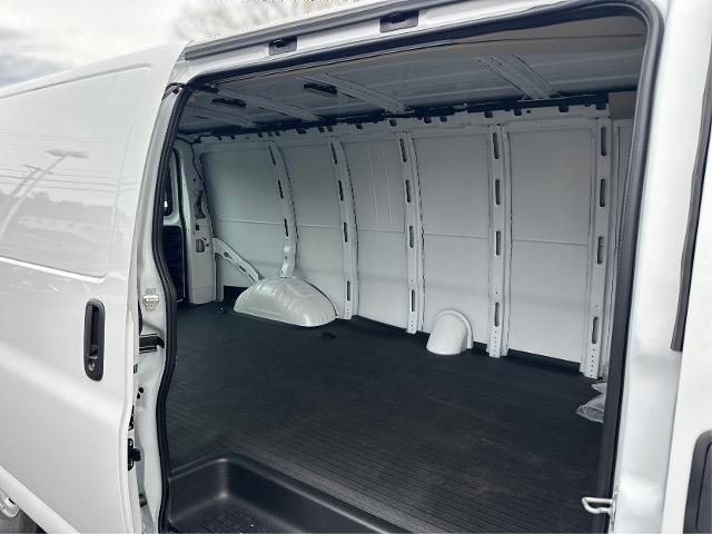 2025 GMC Savana Base Image 11 of 21