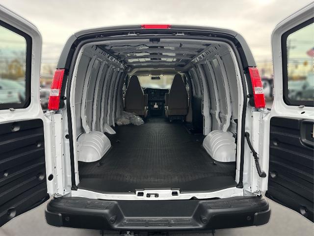 2025 GMC Savana Base Image 9 of 21