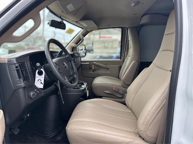 2025 GMC Savana Base Image 18 of 21