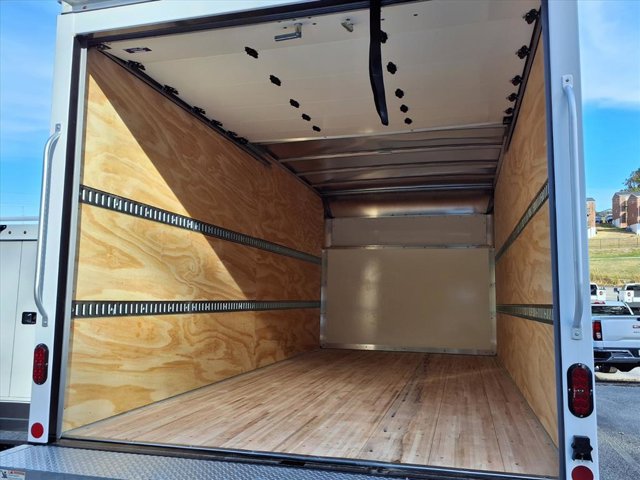 2025 GMC Savana Base Image 8 of 25