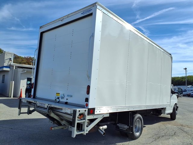 2025 GMC Savana Base Image 3 of 25