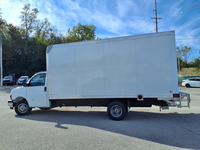 2025 GMC Savana Base Image 4 of 25