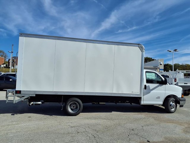 2025 GMC Savana Base Image 2 of 25