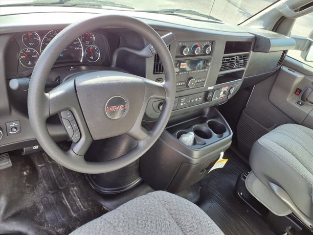 2025 GMC Savana Base Image 11 of 25