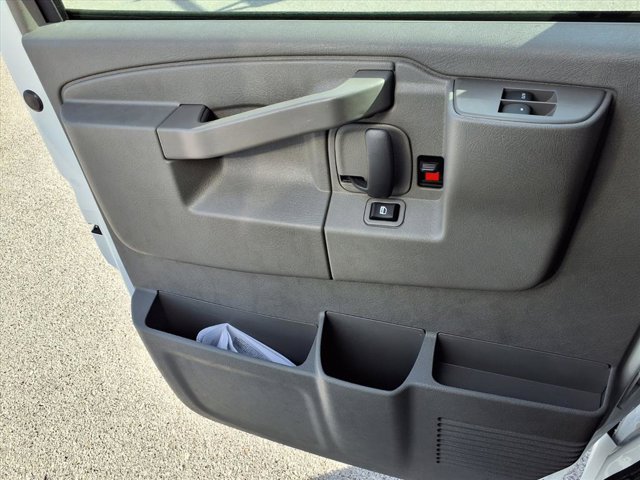 2025 GMC Savana Base Image 14 of 25