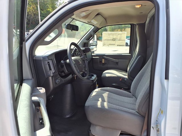 2025 GMC Savana Base Image 10 of 25