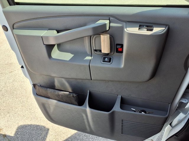2025 GMC Savana Base Image 21 of 25
