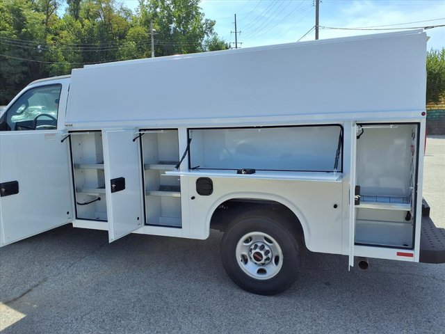 2025 GMC Savana Base Image 22 of 25