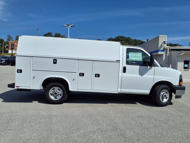 2025 GMC Savana Base Image 2 of 25