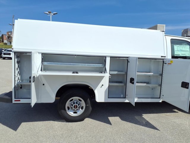 2025 GMC Savana Base Image 3 of 25