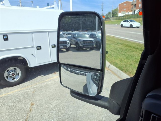 2025 GMC Savana Base Image 24 of 25